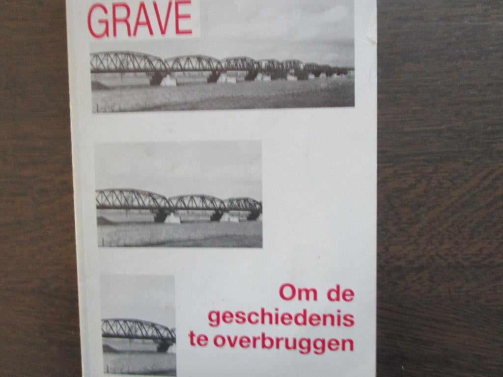 GRAVE Om de geschiedenis te overbruggen, Boeken, Ophalen of Verzenden, Zo goed als nieuw