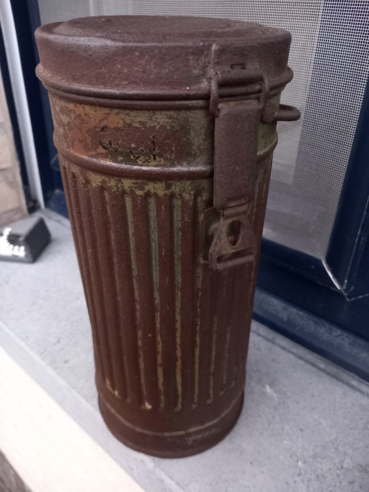 Duitse gecamoufleerde Gasmasker Koker WO2, origineel, Verzamelen, Ophalen of Verzenden, Landmacht, Duitsland
