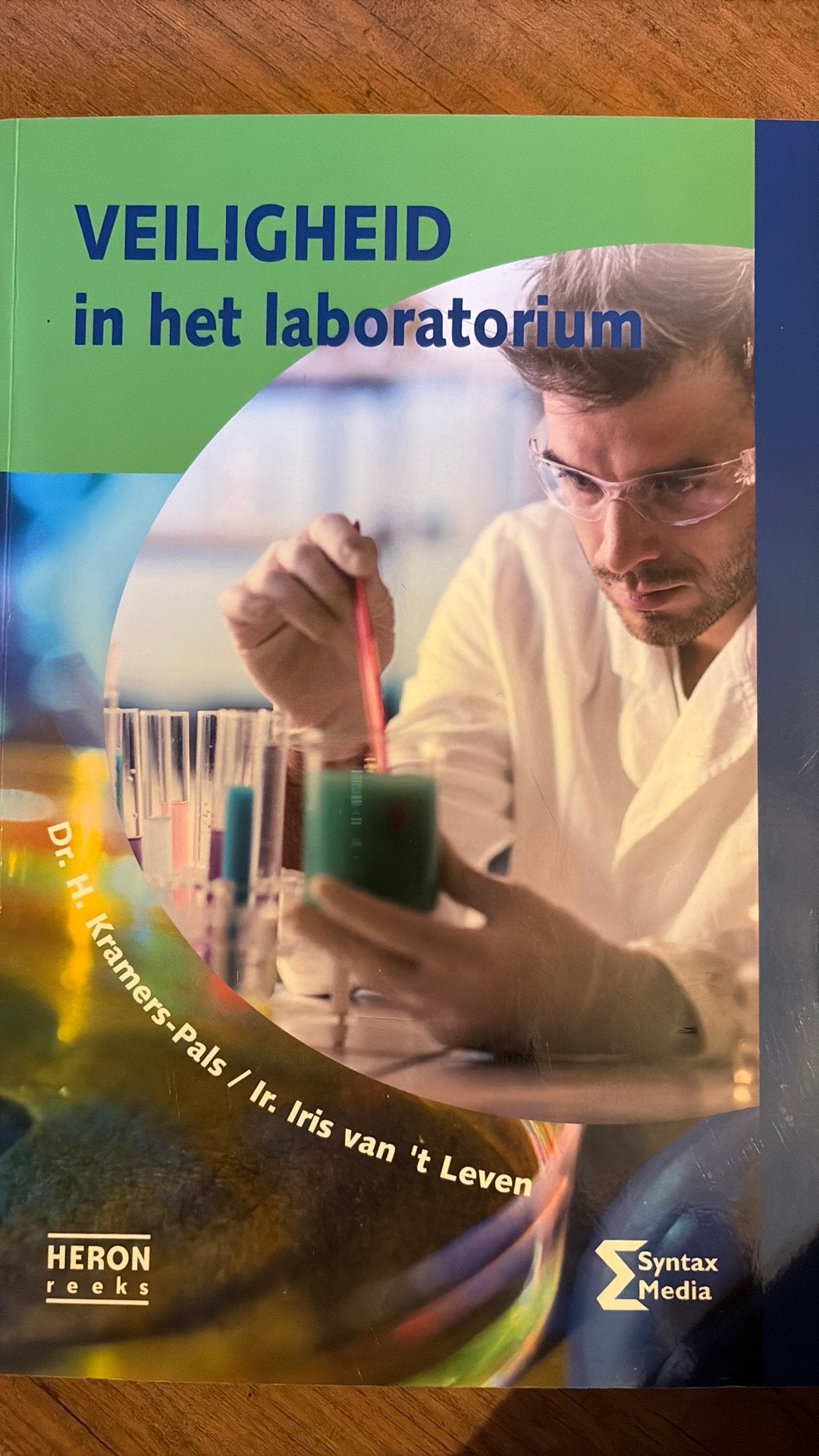 H. Kramers-Pals - Veiligheid in het laboratorium, Ophalen of Verzenden, Zo goed als nieuw, H. Kramers-Pals; I. van 't Leven, Nederlands