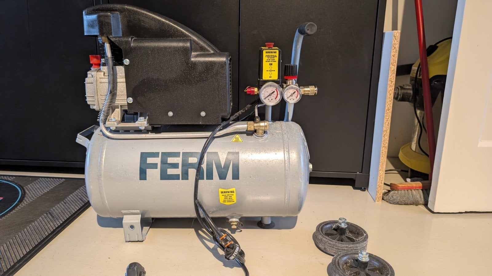 Ferm Compressor CRM1045 - Gebruikt maar prima werkend, Doe-het-zelf en Verbouw, 25 tot 100 liter, Ophalen, Gebruikt, 6 tot 10 bar