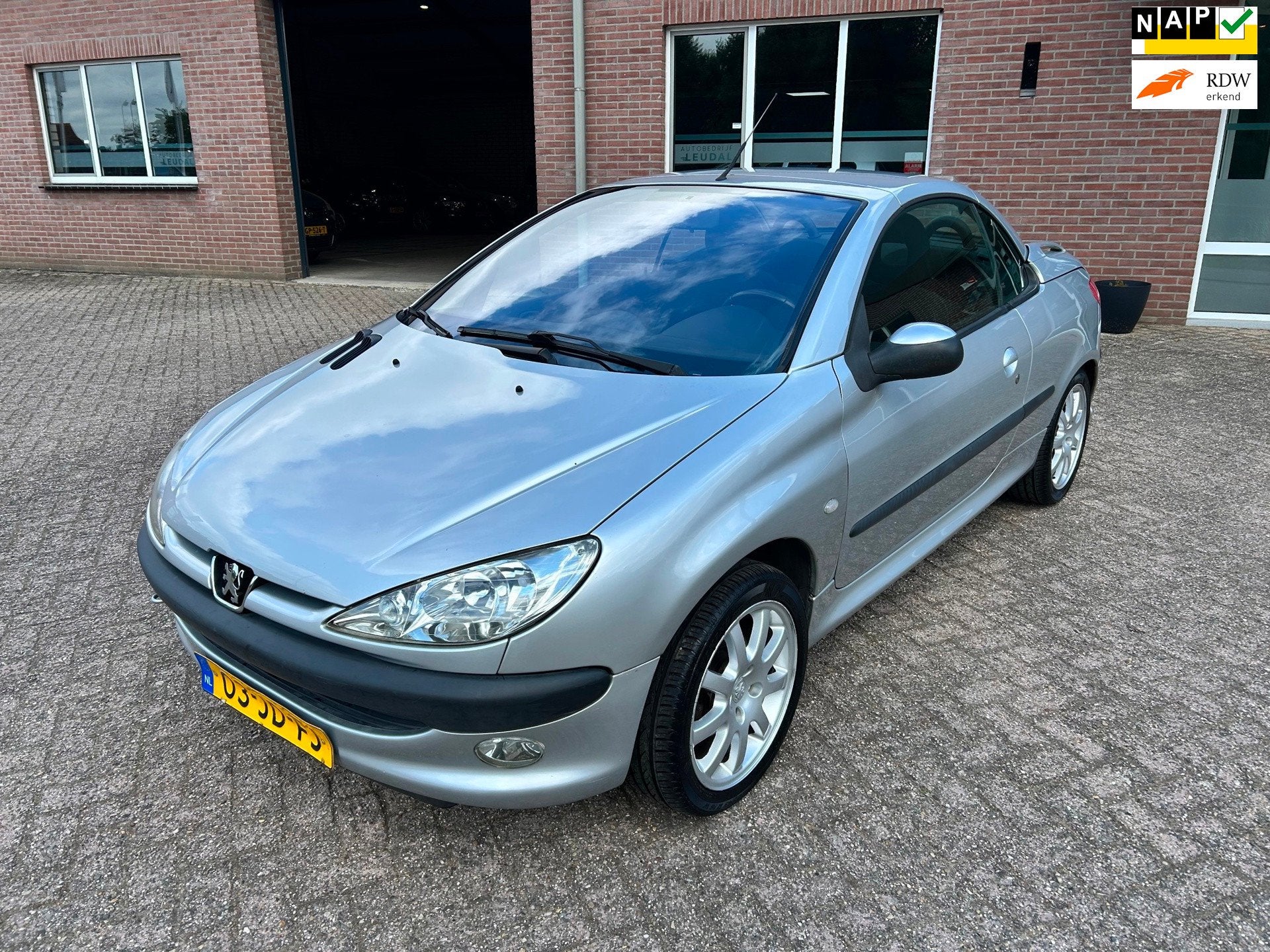 Peugeot 206 CC 1.6-16V //Nieuwe APK // Airco // 100.000 km, Voorwielaandrijving, Gebruikt, 4 cilinders, Cabriolet