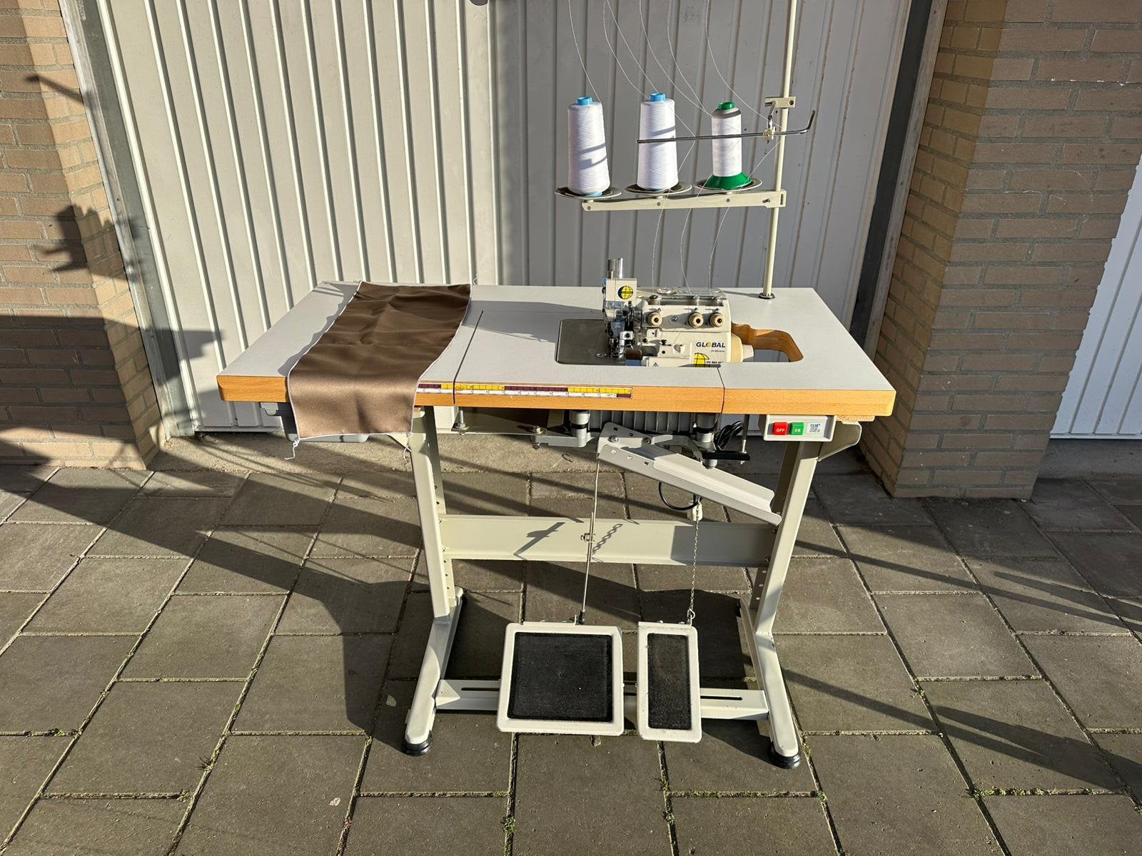 Industrie babylocknaaimachine global 3 draads, Hobby en Vrije tijd, Naaimachines en Toebehoren, Overige merken, Gebruikt, Ophalen of Verzenden