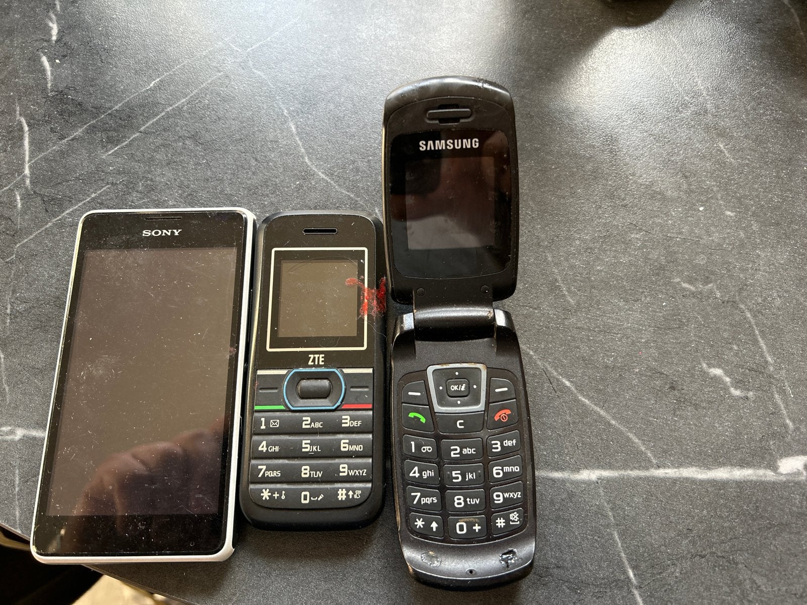 Partij van 3 mobiele telefoons: Sony, ZTE, Samsung, Telecommunicatie, Gebruikt, Overige modellen, Ophalen of Verzenden, Minder dan 3 megapixel