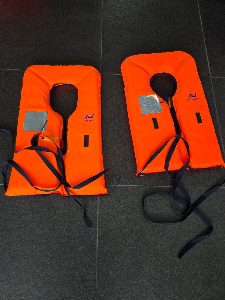 2 Stuks Reddingsvesten 70 kg maat M, Watersport en Boten, Watersportkleding, Ophalen, Plastimo, Nieuw, Dame of Heer