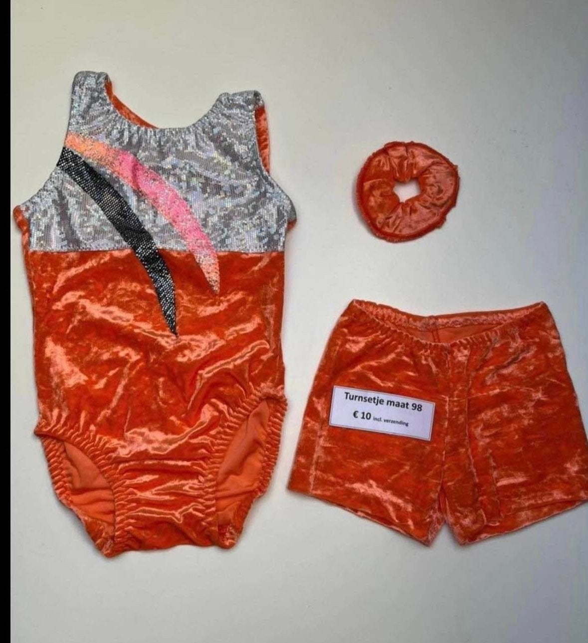 Turnsetje maat 98: Turnpakje, broekje en scrunchie, Sport en Fitness, Turnen, Nieuw, Turnpak(je), Kleiner dan kindermaat 122, Oranje