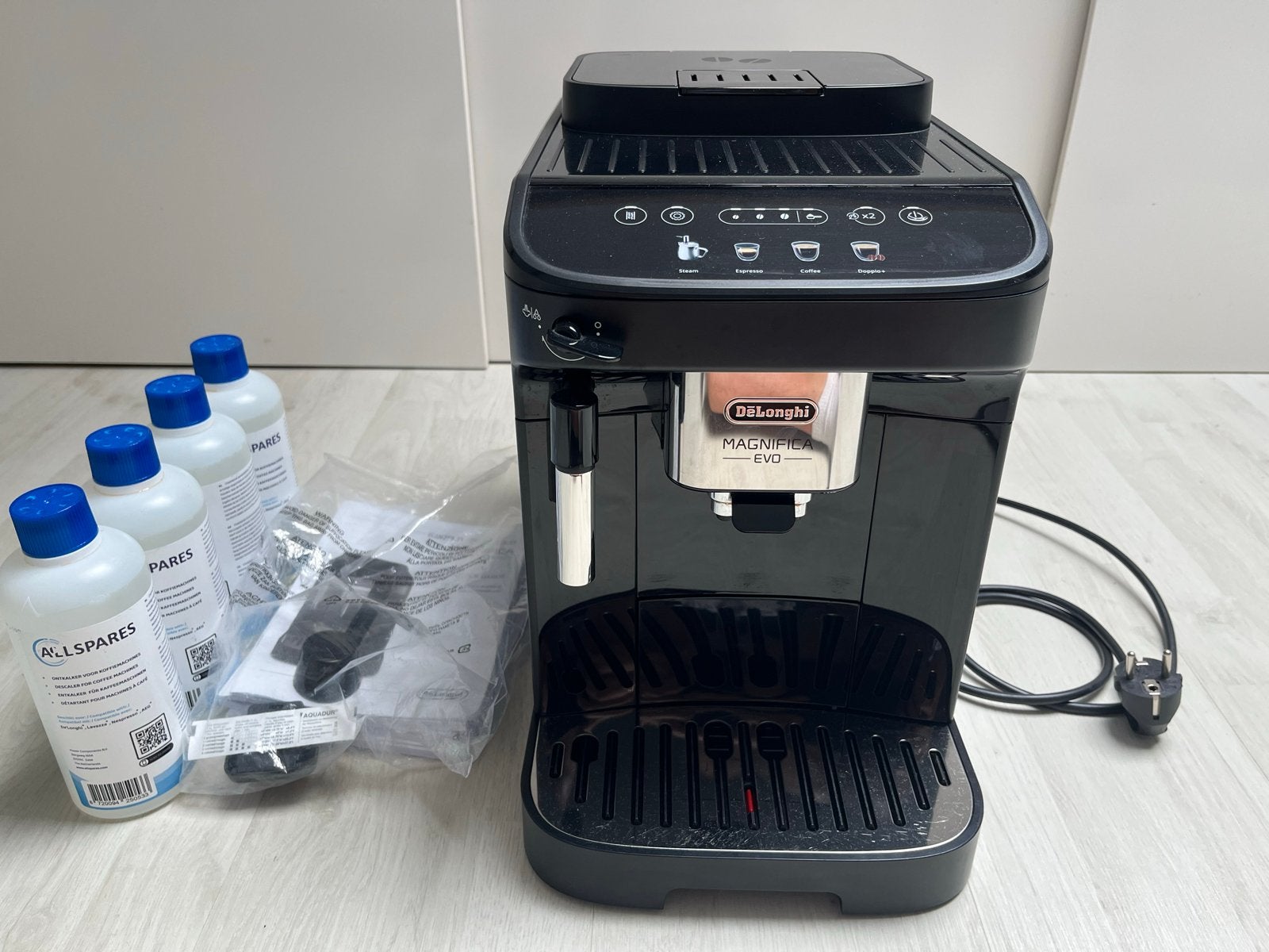 De'Longhi Magnifica Evo koffiemachine, Witgoed en Apparatuur, Koffiezetapparaten, Ophalen, Gebruikt, Koffiemachine, Afneembaar waterreservoir