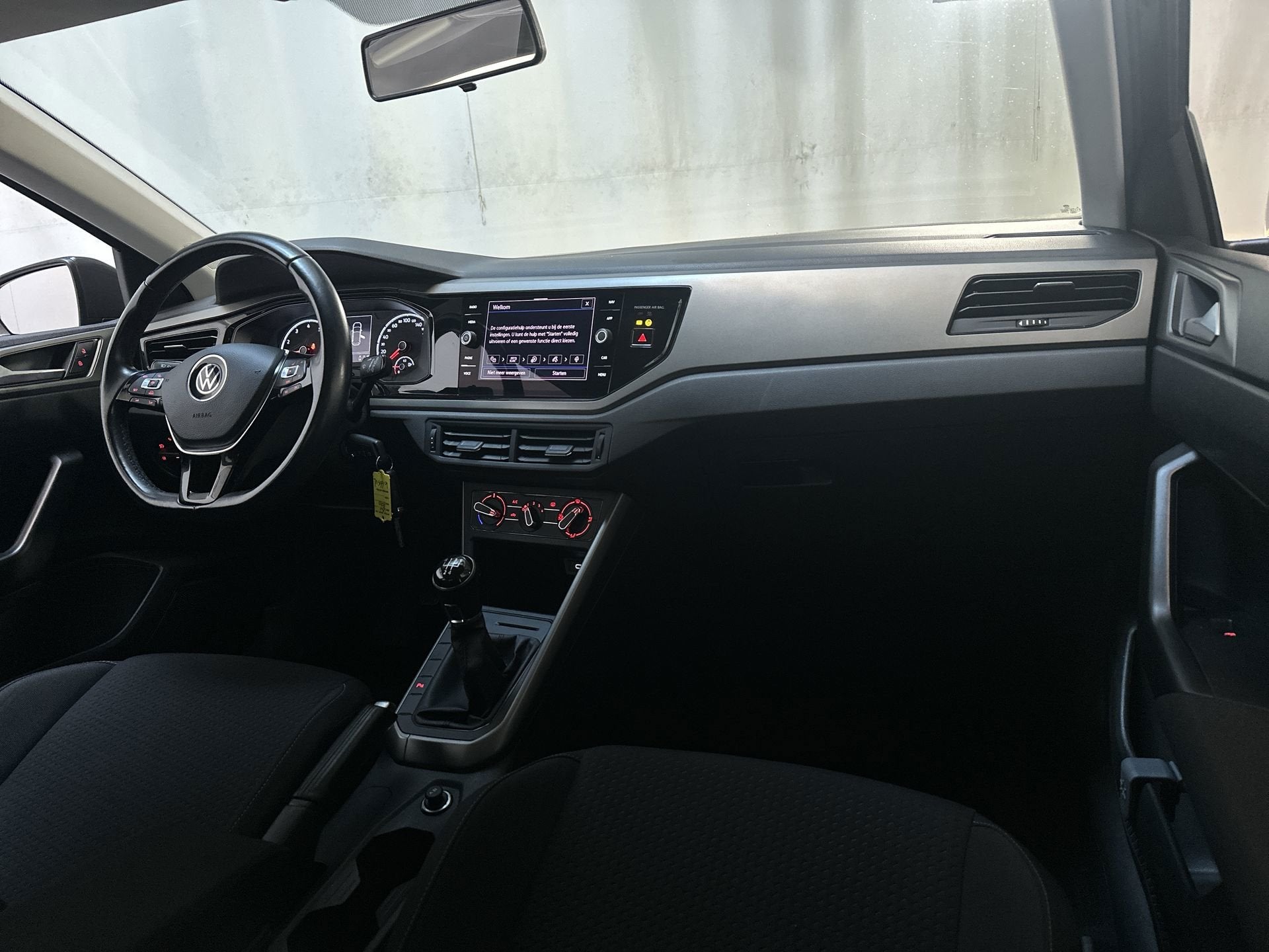 Volkswagen Polo 1.0 TSI Comfortline Parkeersensoren Navigati, Auto's, Voorwielaandrijving, Gebruikt, Met garantie (alle), 49 €/maand