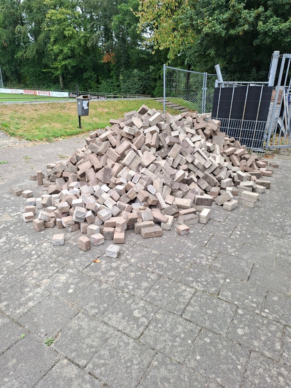 Gratis grote partij stenen / klinkers, Doe-het-zelf en Verbouw, Ophalen, Gebruikt, Bakstenen
