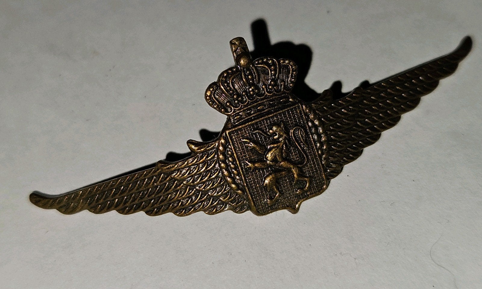 Vintage Vlieger Pin met Kroon en Leeuw - België, Ophalen of Verzenden, Gebruikt, Overige onderwerpen, Speldje of Pin