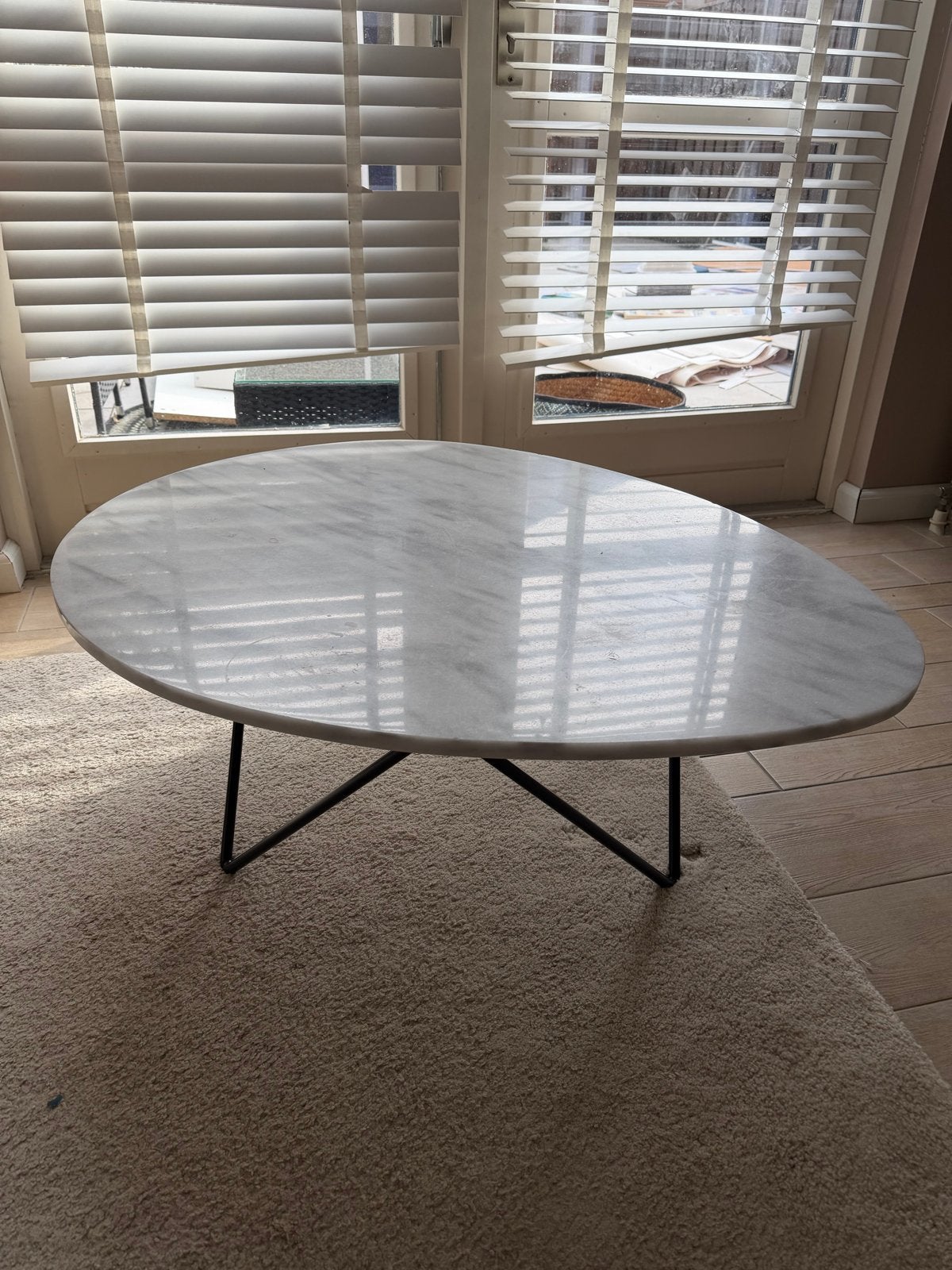 Ovale marmeren salontafel met zwart metalen onderstel, Ophalen, 50 – 75, 100 tot 150 cm, 50 tot 100 cm