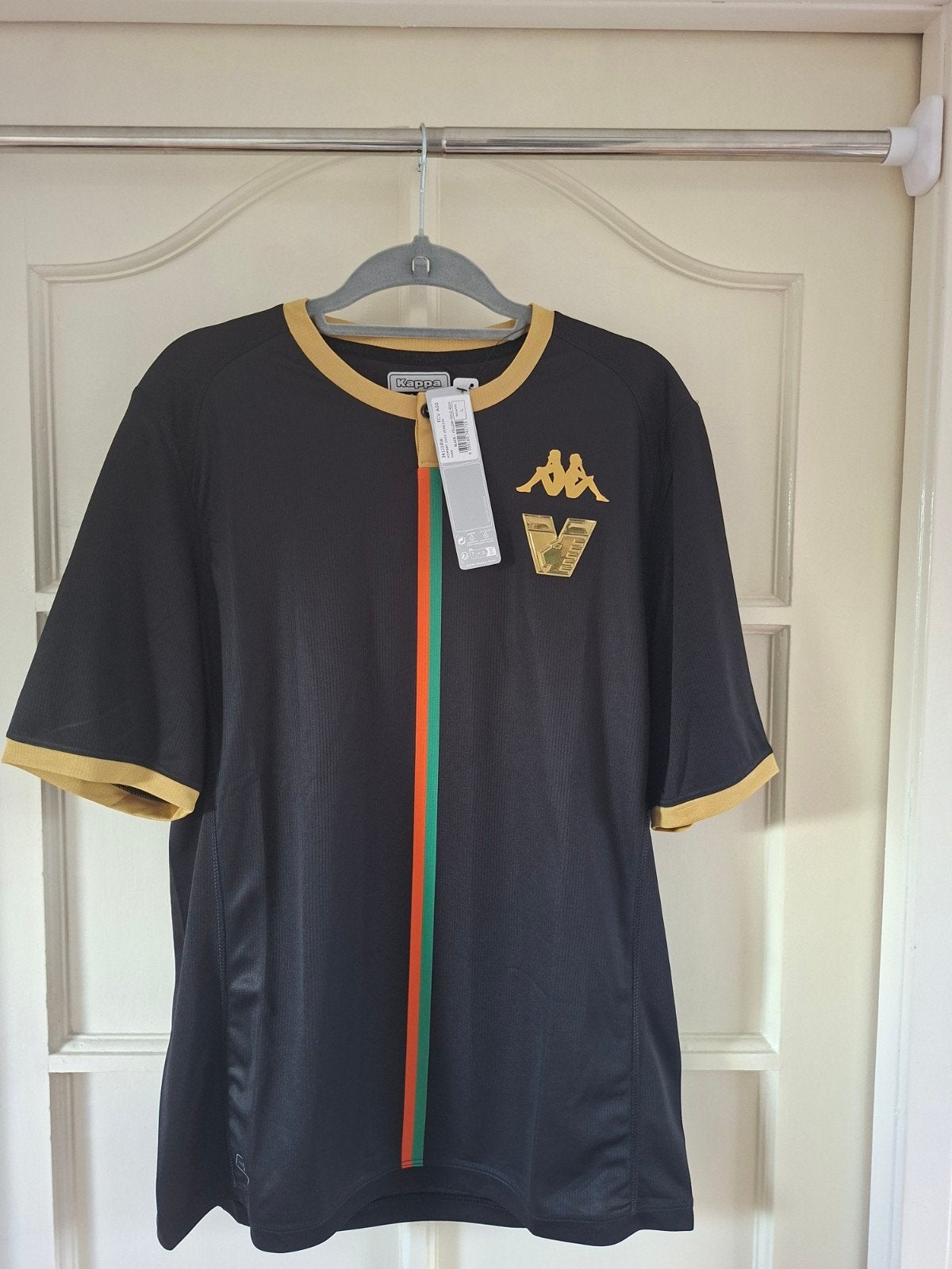 Kappa Venezia FC Thuisshirt 2024 - Zwart/Goud Maat L, Kleding | Heren, Sportkleding, Maat 52/54 (L), Kappa, Zwart, Nieuw
