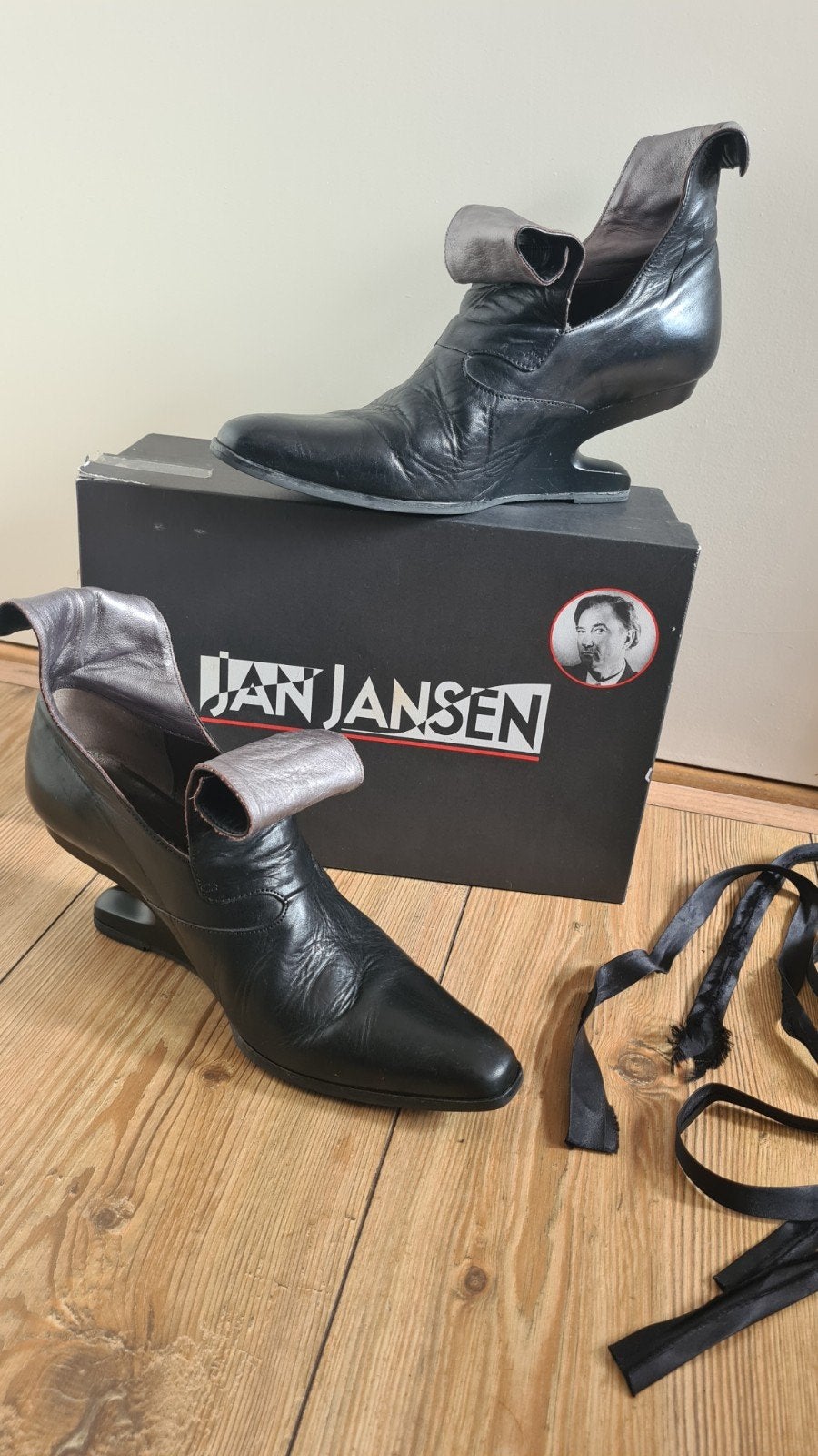 Iconische JanJansen schoen, Kleding | Dames, Schoenen, Ophalen of Verzenden, Gedragen, Zwart