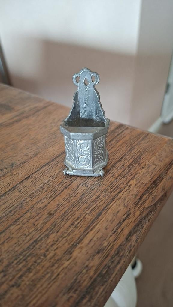 Miniatuur tinnen kinderstoeltje/kakstoeltje, Ophalen of Verzenden, Zo goed als nieuw, Poppenhuis