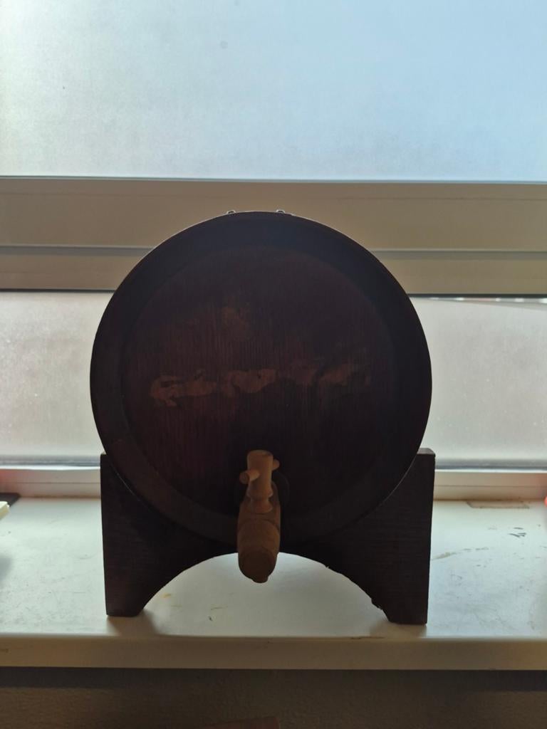 Decoratief oud wijnvat met kraantje, Ophalen