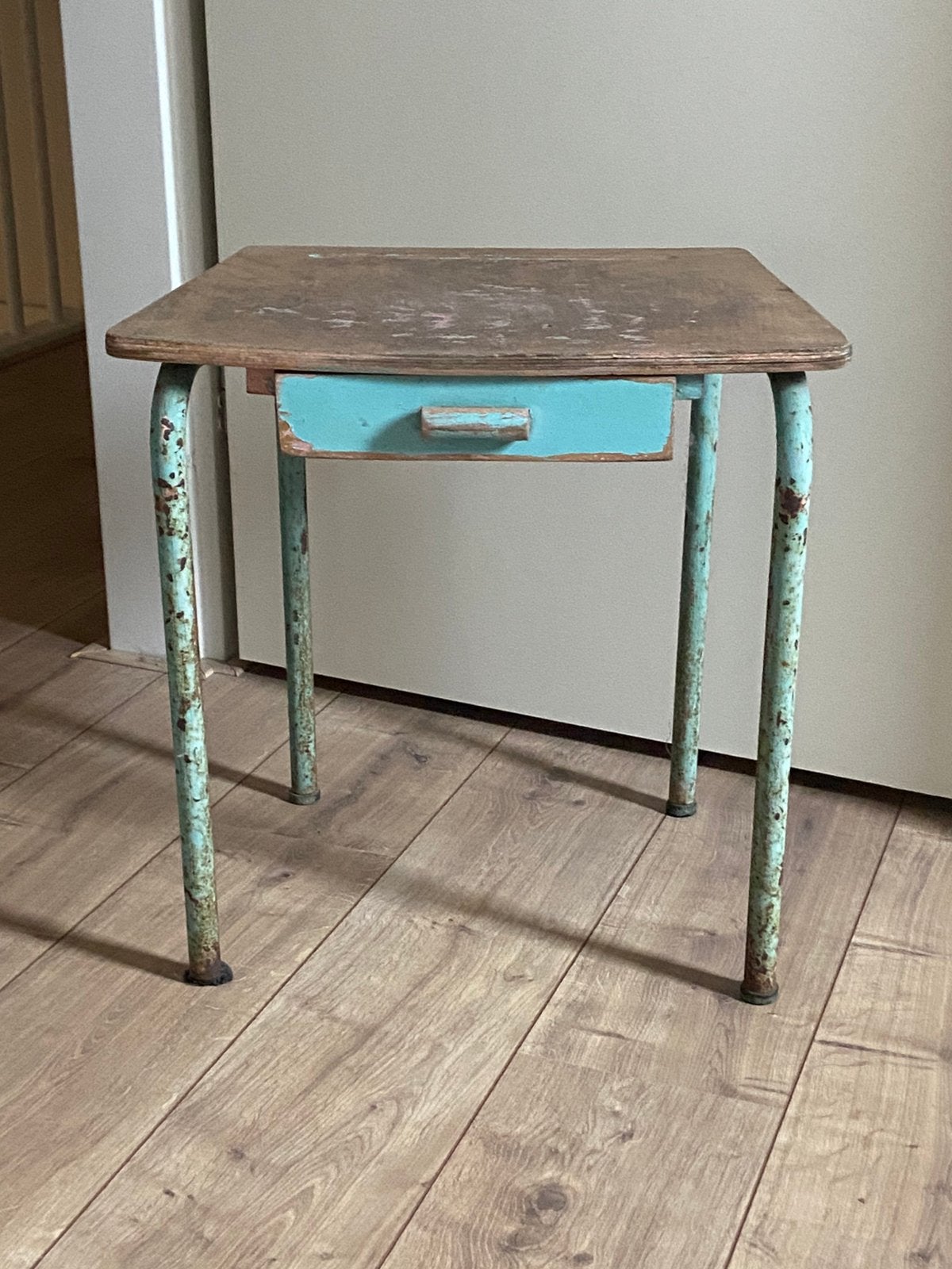 Gratis af te halen: vintage tafeltje, Ophalen