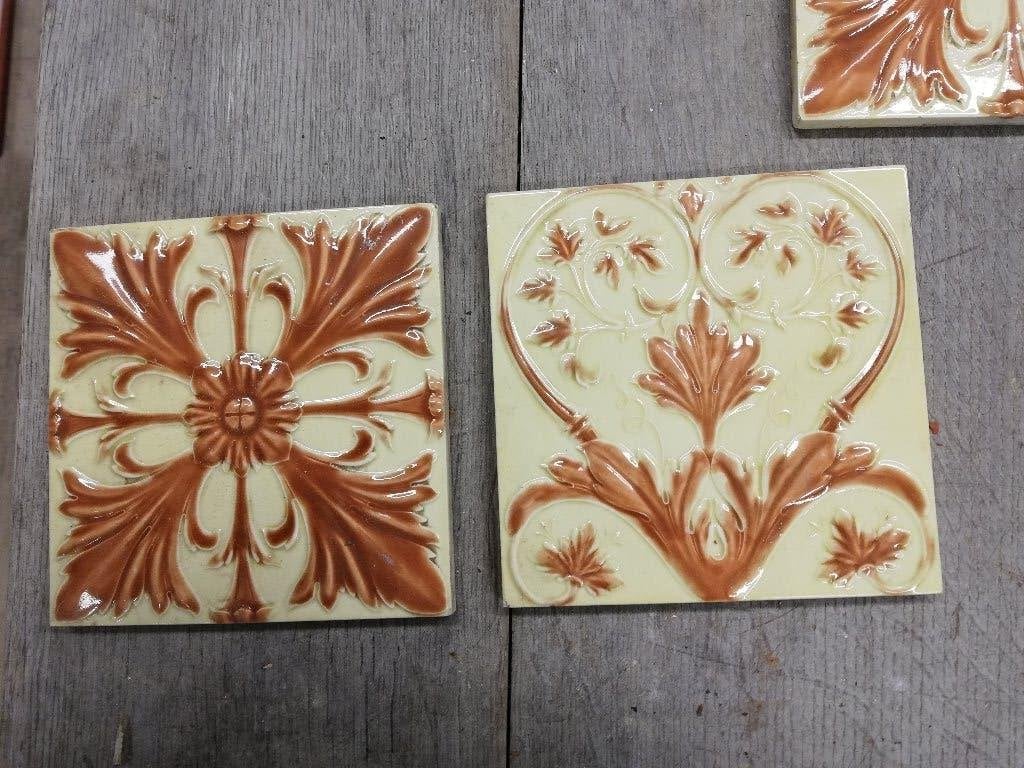 31 art nouveau tegels, zachtgeel/honingkleur in relief, Ophalen