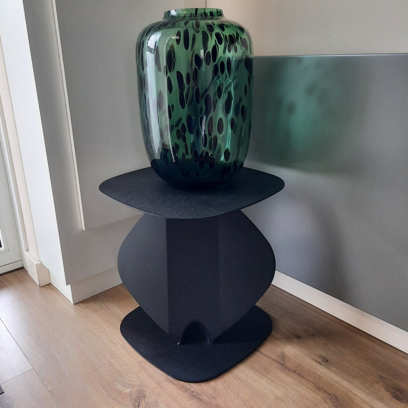 Grote groene vaas met zwarte vlekken, Met patroon/structuur, Ophalen of Verzenden, Groen, Glas