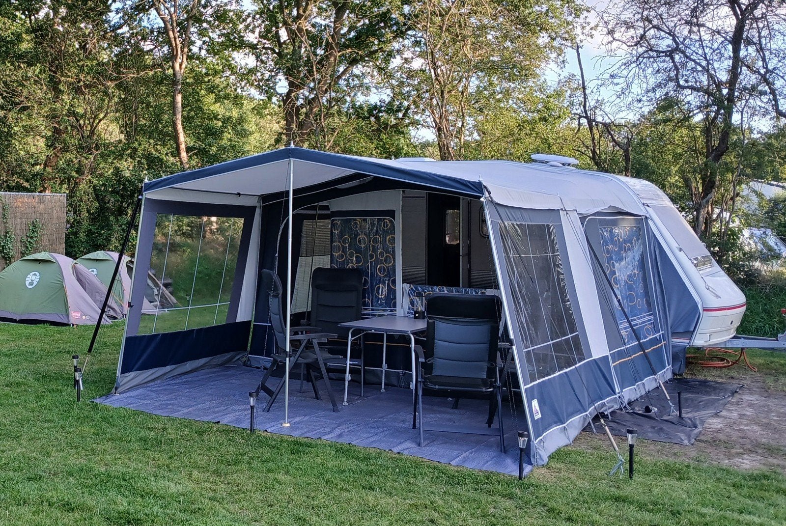 Beyerland 390-D + voortent + luifel + panoramaluifel, Caravans en Kamperen, Caravans, Kachel, Vast bed, 750 - 1000 kg, Particulier