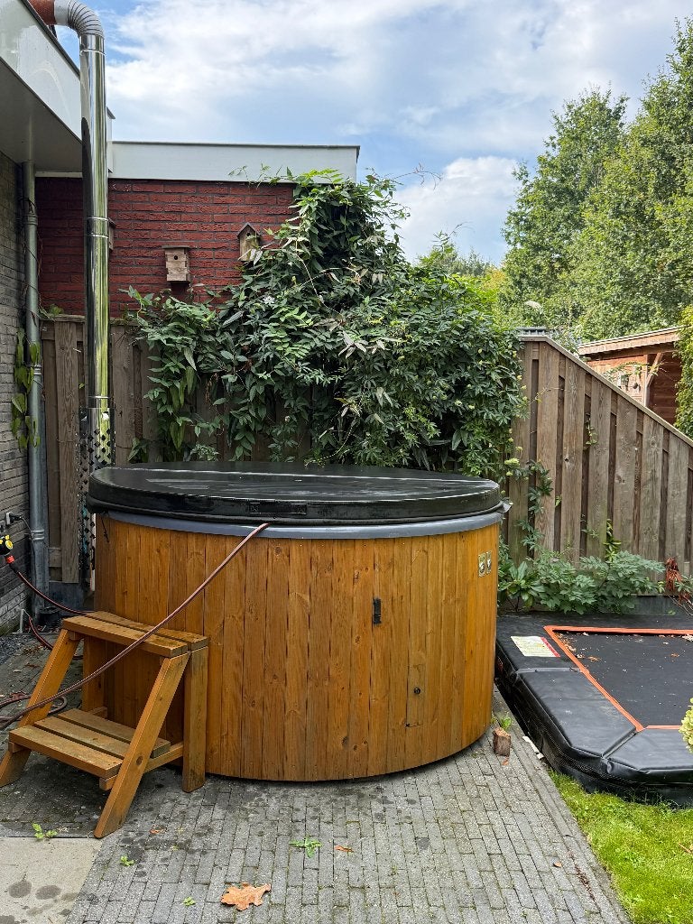 Hout gestookte hottub, Ophalen, Zo goed als nieuw, Afdekzeil, Vast