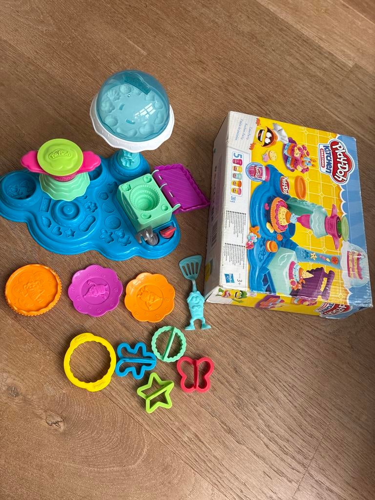 Play-Doh Kitchen Creations Cake Party compl maar zonder klei, Ophalen, Gebruikt, Knutselen