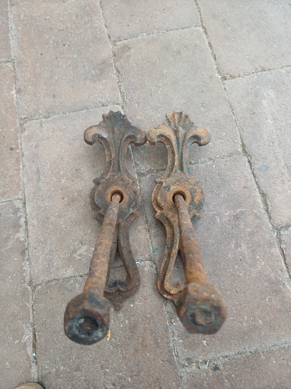 2 identieke gietijzeren muurankers met trekstangen, Doe-het-zelf en Verbouw, IJzerwaren en Bevestigingsmiddelen, Gebruikt, 250 mm of meer