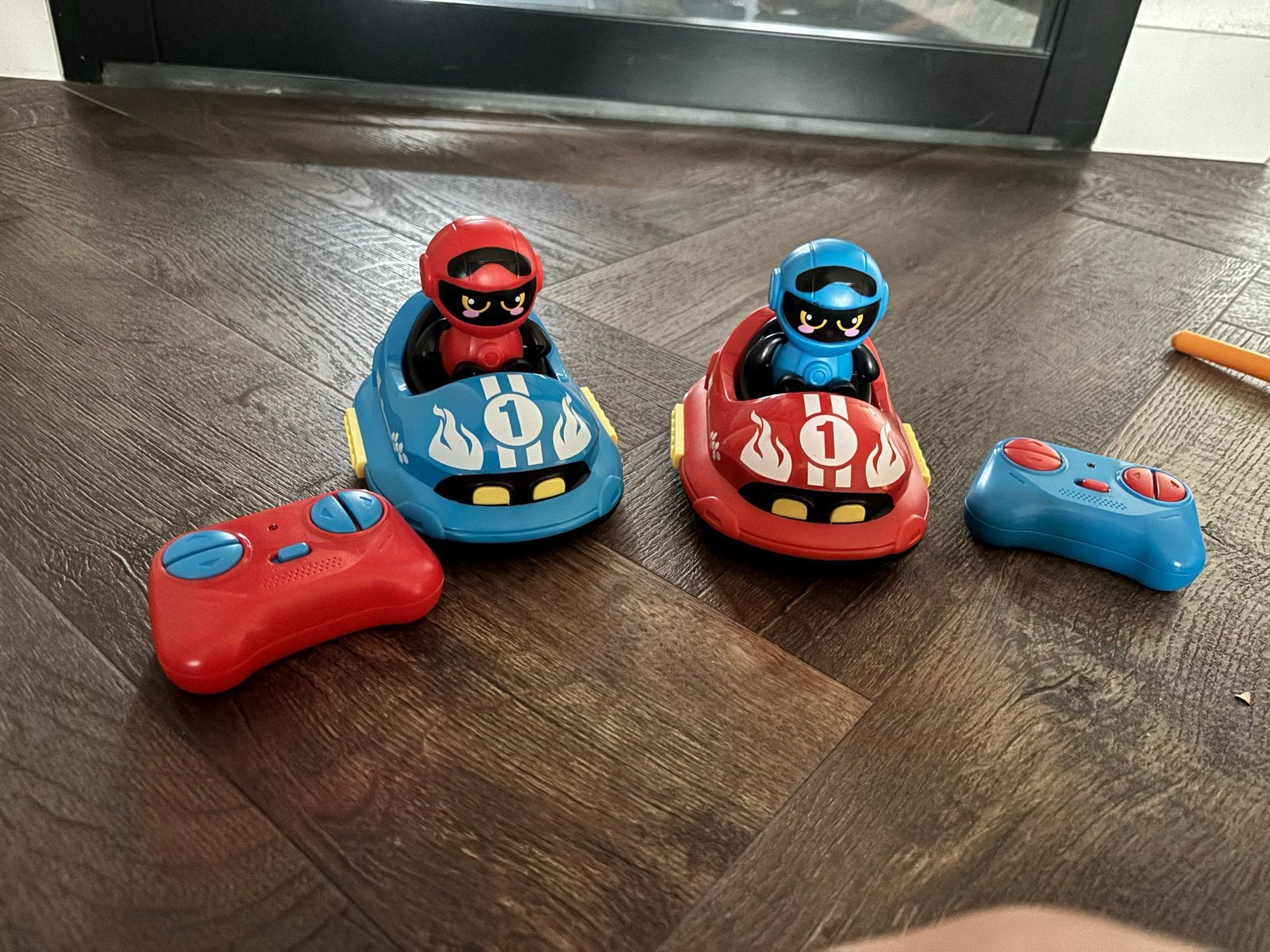 Gratis: 2x RC Bumper Cars met Afstandsbediening Rood & Blauw, Ophalen, Gebruikt, Afstandsbediening