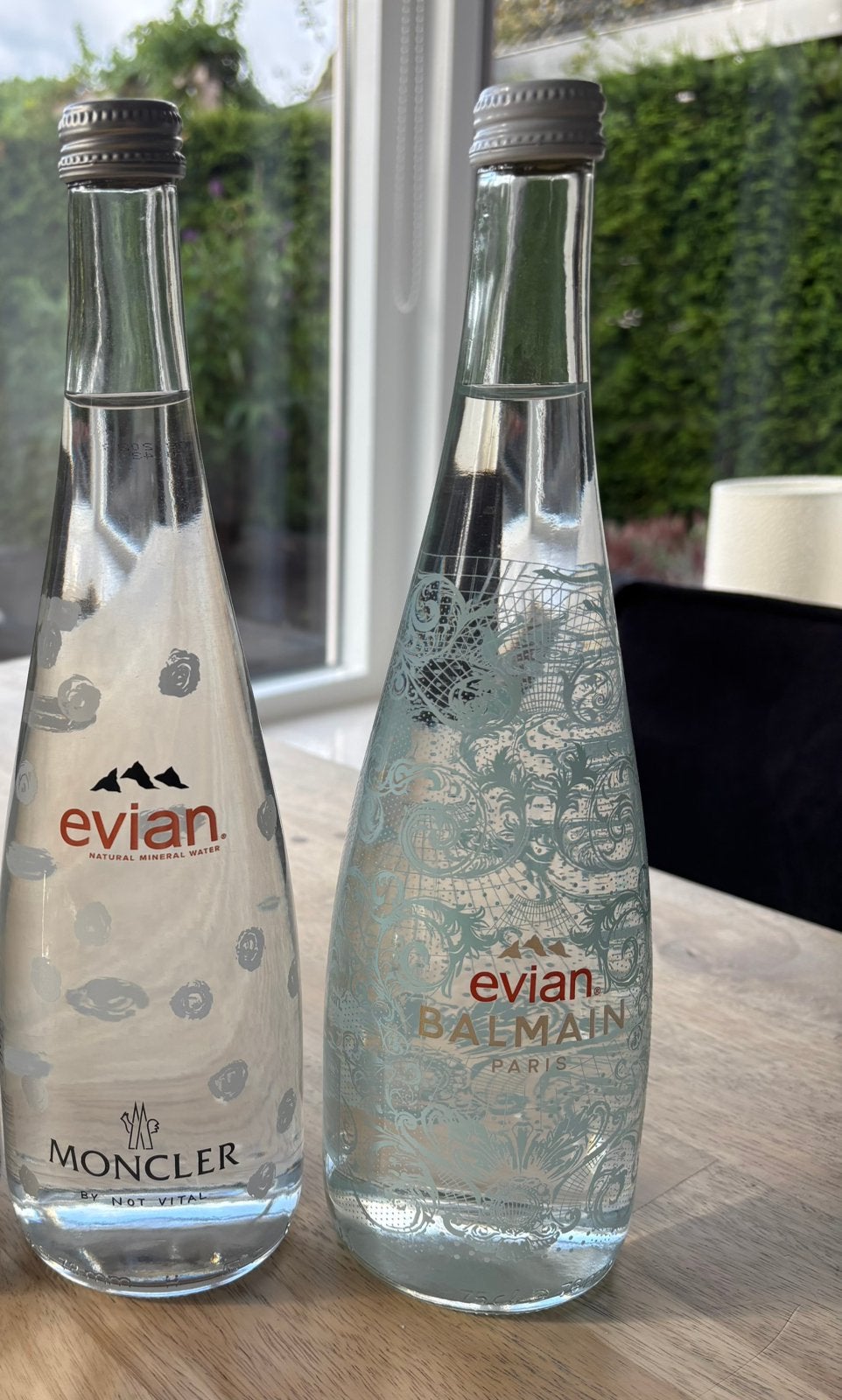 Evian designerflessen (Moncler en Balmain), Antiek en Kunst, Verzenden, Overige typen, Glas, Set