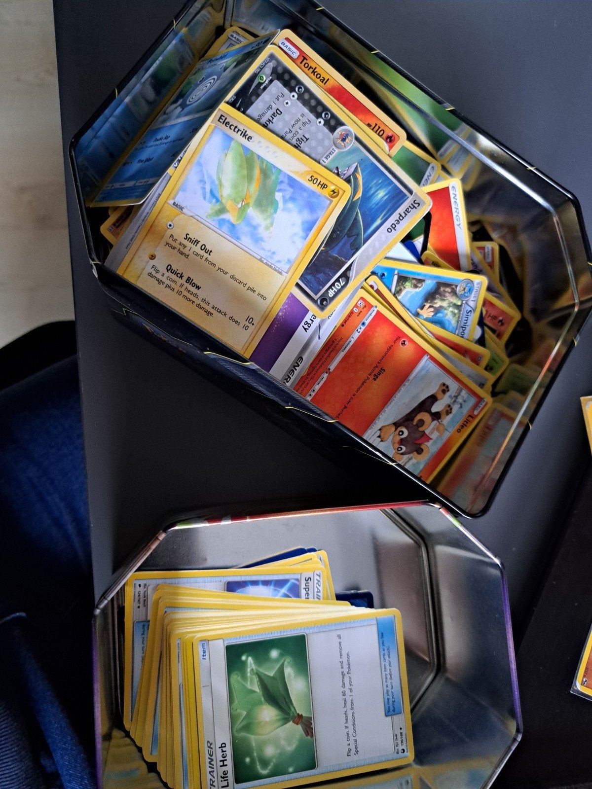 Pokémon kaarten in blikken - Diverse kaarten, Ophalen of Verzenden, Gebruikt, Meerdere kaarten