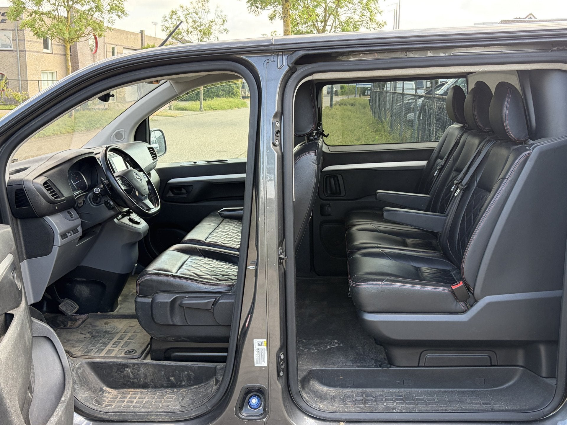 Opel Vivaro 2.0 CDTI 180PK Euro6 Aut. L3H1 DC Innovation+, Gebruikt, 4 cilinders, 2000 kg, Bedrijf