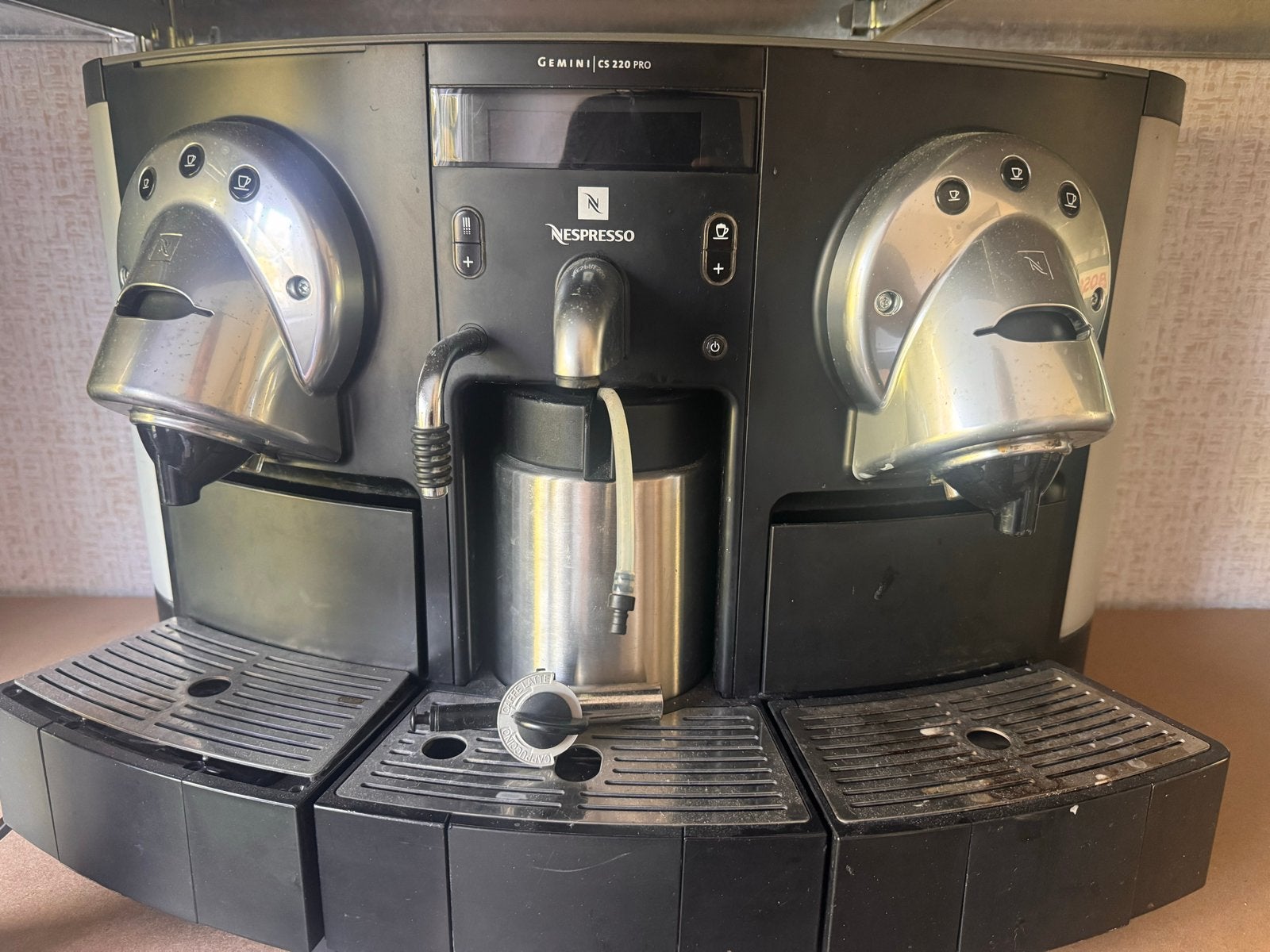 Nespresso Gemini CS 220 Pro Koffiemachine, Witgoed en Apparatuur, Ophalen, Koffiepads en cups, Gebruikt, 10 kopjes of meer