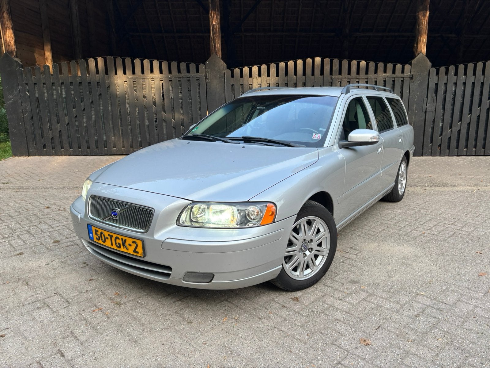 Volvo V70 Momentum 2.4D 225PK 2006 | Zeer goed onderhouden!, Auto's, Volvo, Voorwielaandrijving, Dealer onderhouden, 15 km/l, 1800 kg