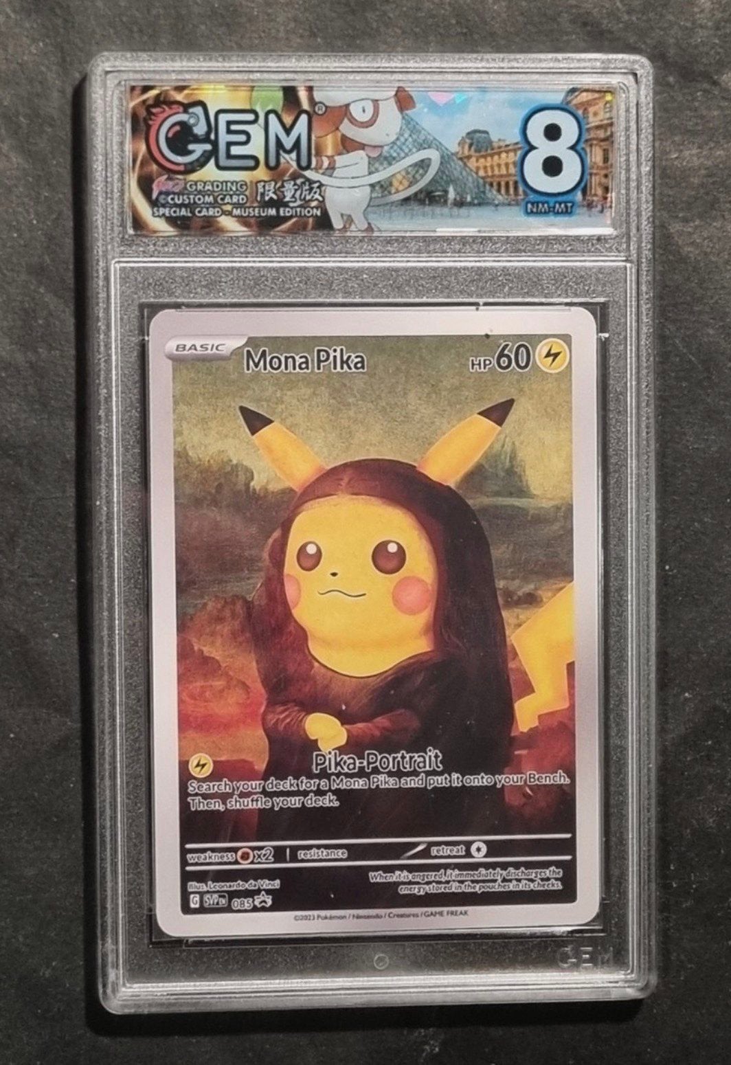 POKEMON - MONA PIKA - GRADED CARD 8 - PIKACHU - NO PSA BGS, Verzenden, Zo goed als nieuw