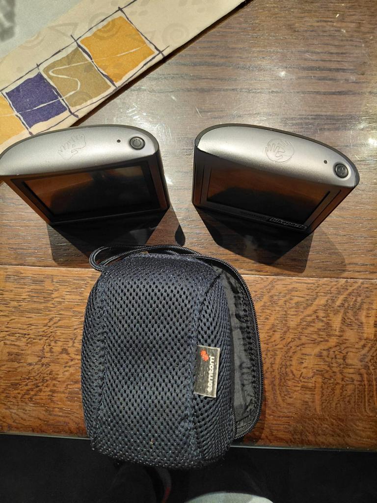 2 TomTom navigatiesystemen met hoes en accessoires, Ophalen of Verzenden, Gebruikt