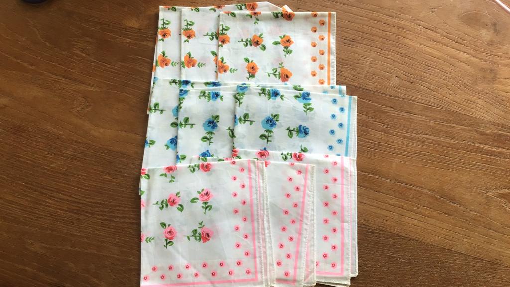 9 dameszakdoekjes, 5,00, Ophalen of Verzenden, Zo goed als nieuw