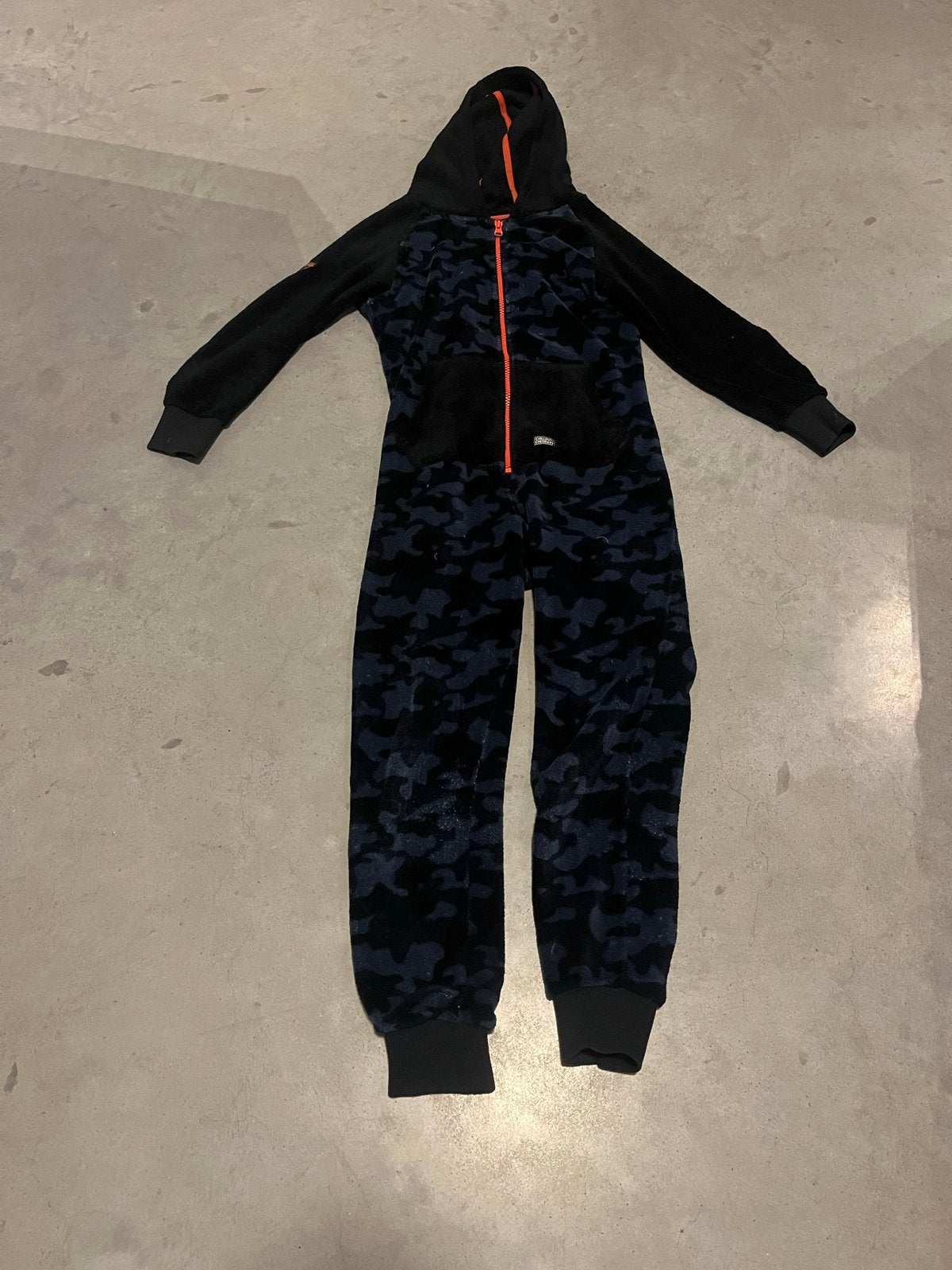 Comfortabele Onesie Maat 134/140 - Zwart/Blauw Camouflage, Ophalen, Gebruikt, Jongen of Meisje