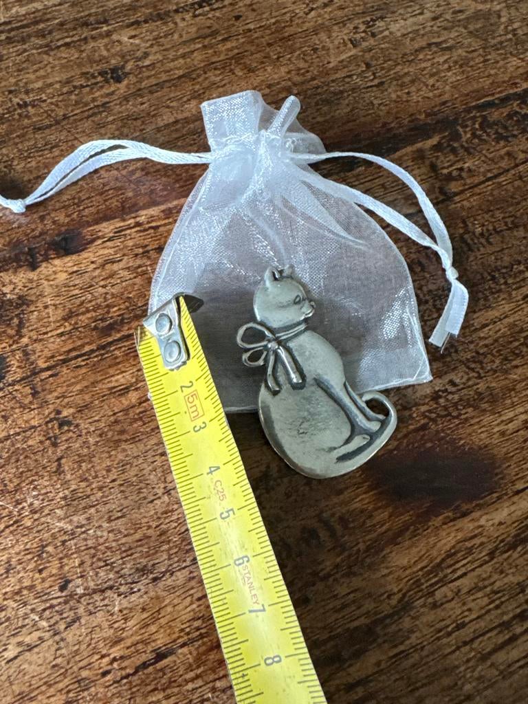 Leuke tinnen broche in de vorm van een kat, Ophalen of Verzenden, Zo goed als nieuw, Overige materialen