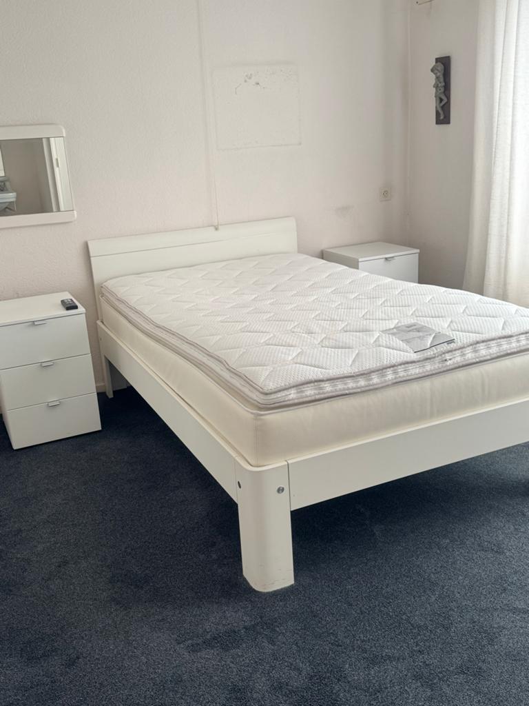 Z.g.a.n. Bed 130x200 cm met matras, topper; elektrisch, Ophalen, Verstelbaar, Wit, Zo goed als nieuw