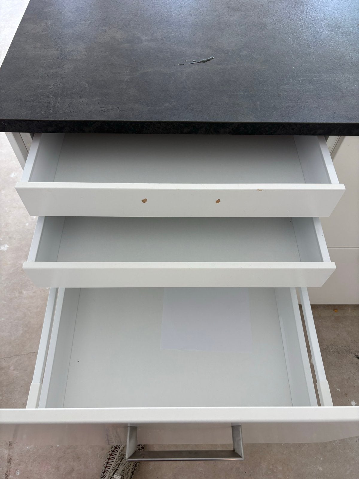 Keukenblok met lades en zwart werkblad, Huis en Inrichting, Keuken | Keukenelementen, Ophalen, Gebruikt, 100 tot 150 cm, Wit