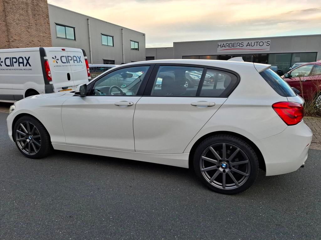 BMW 1-serie 118i AUTOMAAT/NAVI/CLIMA/LED/18INCH!, Gebruikt, Wit, Origineel Nederlands, Bedrijf