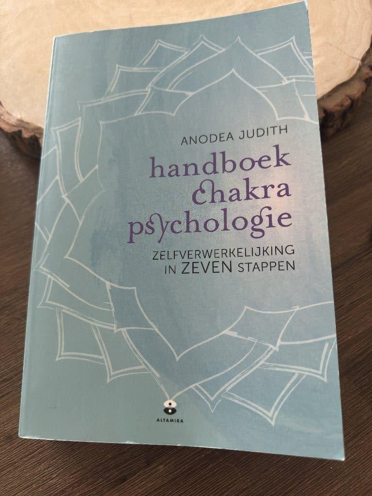 Handboek Chakra Psychologie - Zelfverwerkelijking, Boeken, Spiritualiteit algemeen, Ophalen of Verzenden, Zo goed als nieuw, Instructieboek