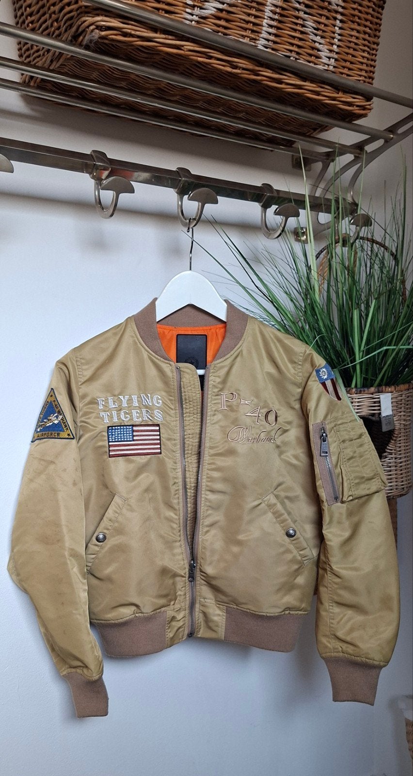 Airforce bomberjack met patches - Kleine vlekjes op mouw, Airforce, Beige, Ophalen of Verzenden, Maat 36 (S)