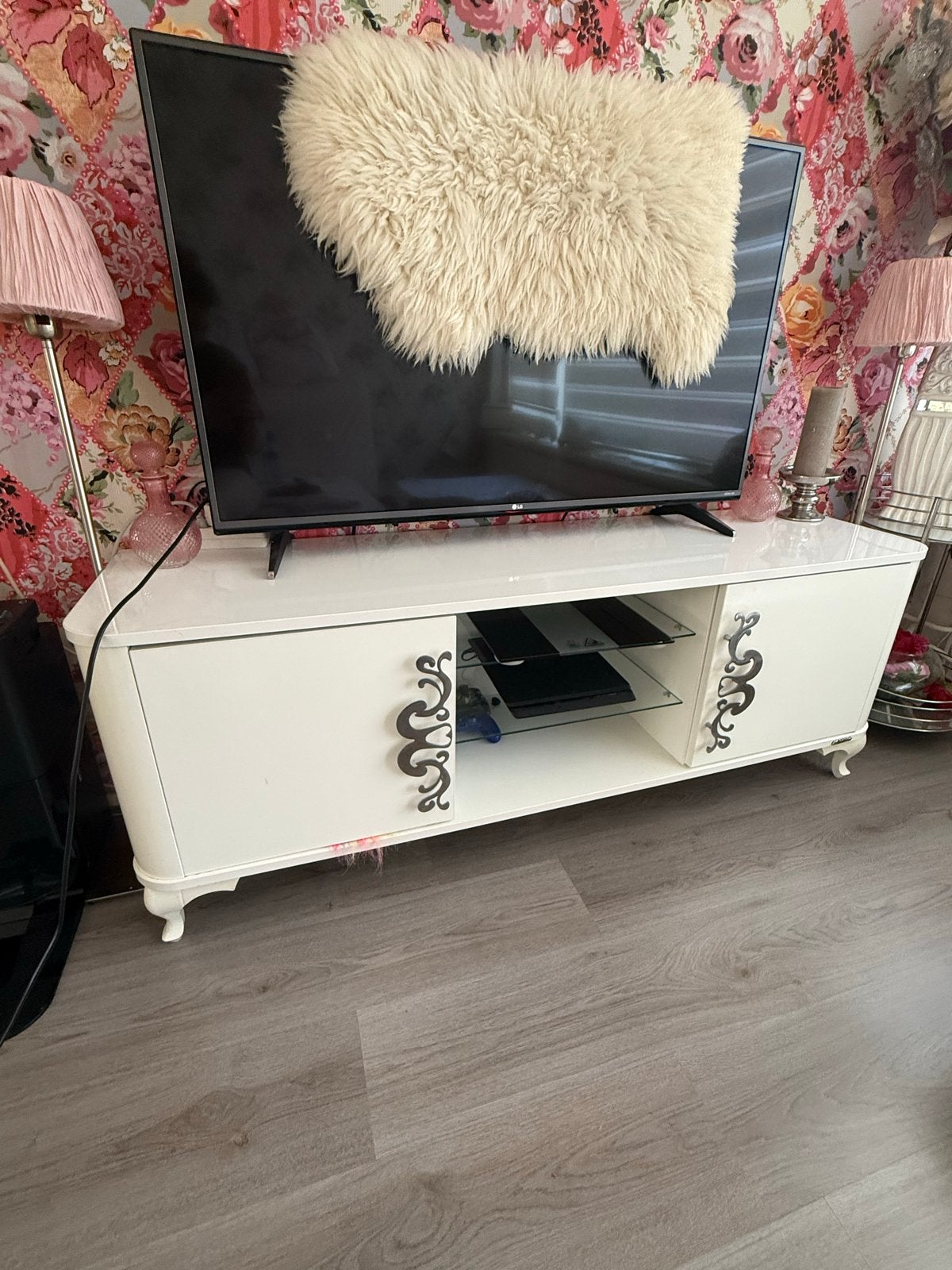 Wit TV meubel met sierlijke handgrepen, Ophalen, Gebruikt, 100 tot 150 cm, Minder dan 100 cm