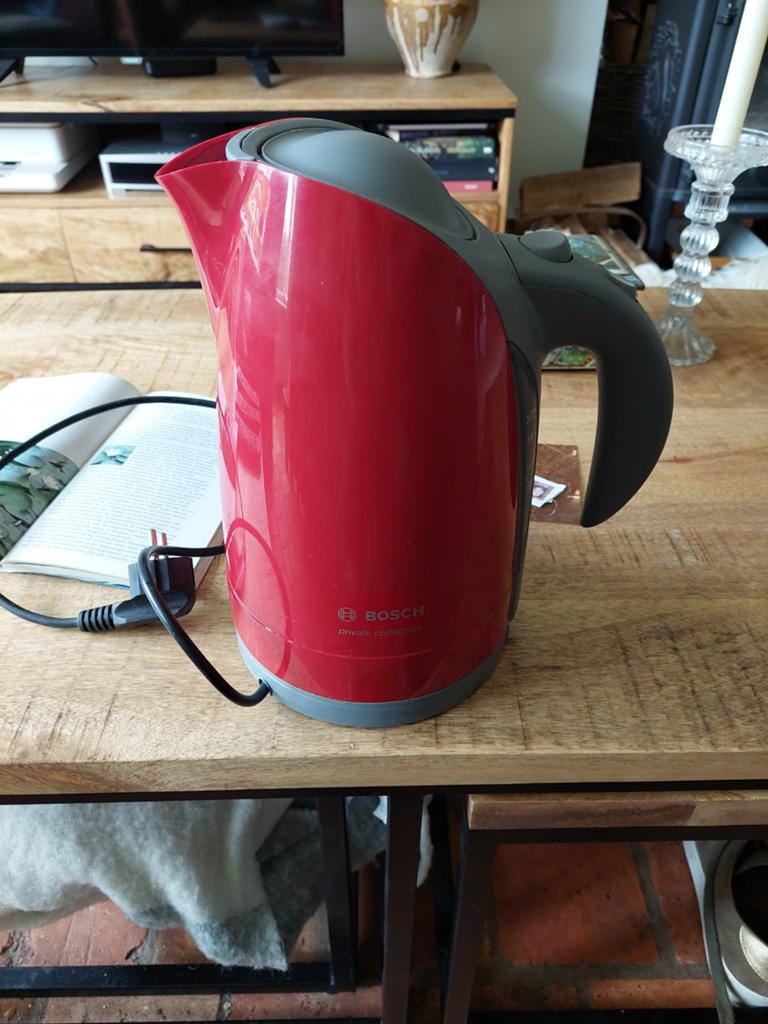 Waterkoker bijna niet gebruikt rood, 1 tot 2 liter, Ophalen of Verzenden, Zo goed als nieuw