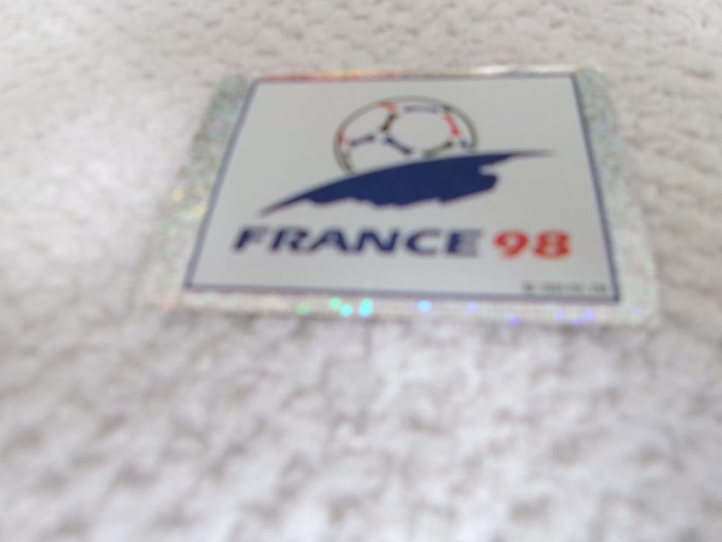 WK FRANCE 98 BADGE LOGO NR. 2, Ophalen of Verzenden, Nieuw, Buitenlandse clubs, Poster, Plaatje of Sticker