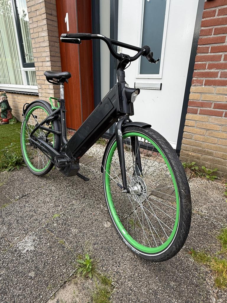 Zwarte elektrische fiets met opvallende groene velgen, Gebruikt, 51 tot 55 cm, 30 tot 50 km per accu, Ophalen