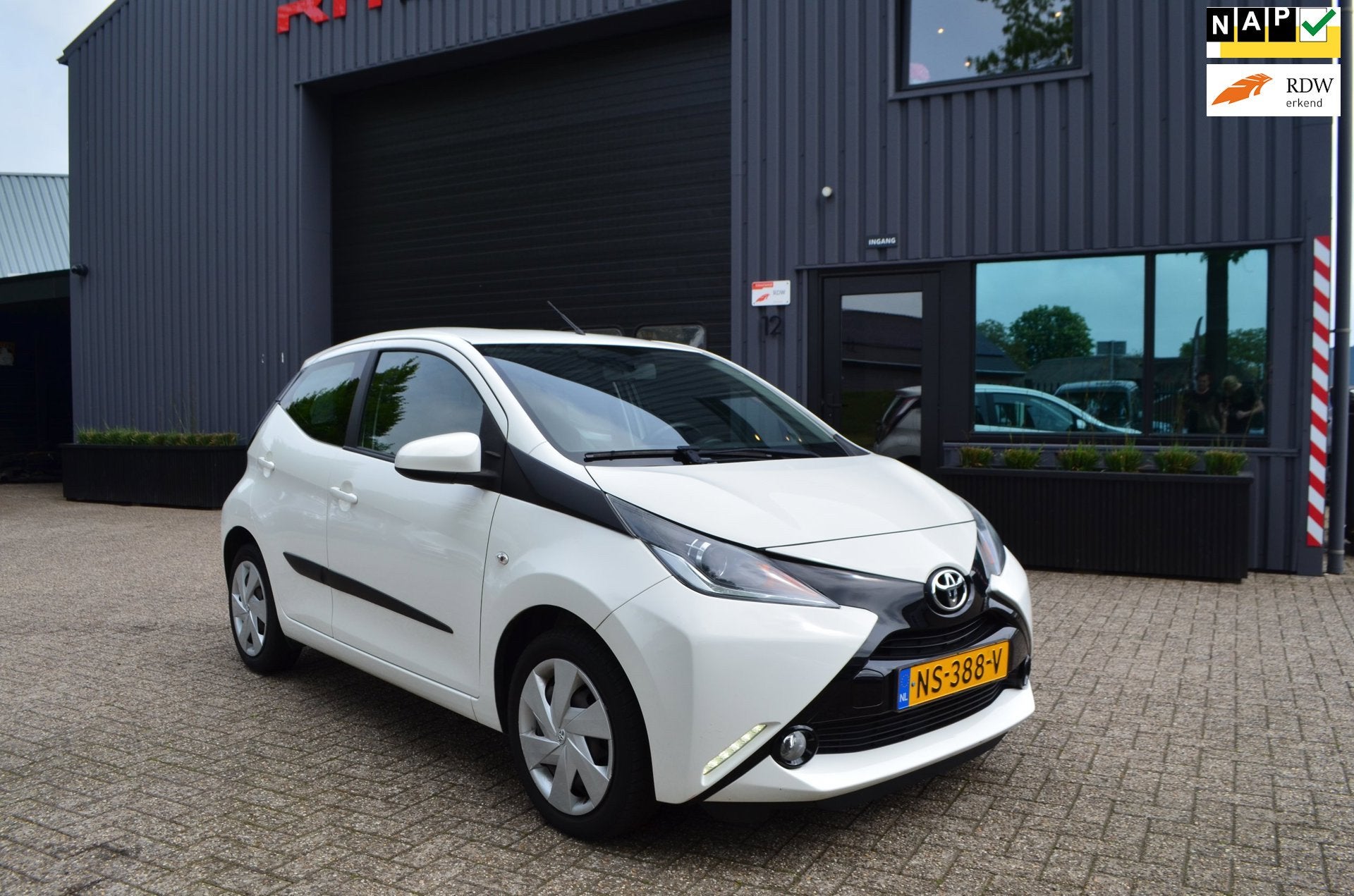Toyota Aygo 1.0 VVT-i x-play | Navi | Camera| Airco | NAP |, Voorwielaandrijving, Gebruikt, Euro 6, 4 stoelen
