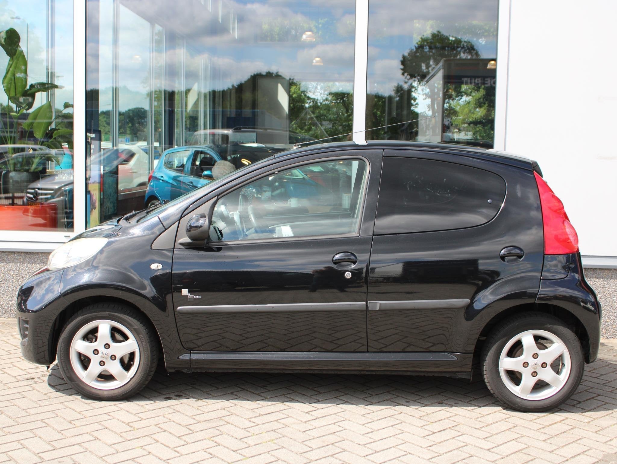 Peugeot 107 1.0-12V Black & Silver Airconditioning Complete, Auto's, Peugeot, Voorwielaandrijving, Euro 5, Zwart, 4 stoelen