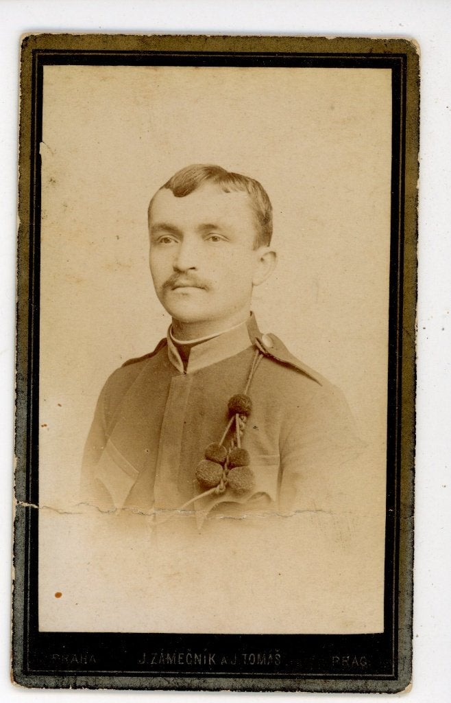 R47; CDV Portret van man in uniform - J. Zámečník, J. Tomáš, Verzamelen, Gebruikt, Verzenden, Foto, Voor 1940