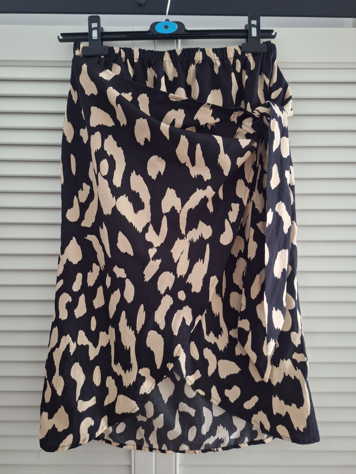 Zwarte rok met overslag en beige print - Maat M, Kleding | Dames, Rokken, Ophalen