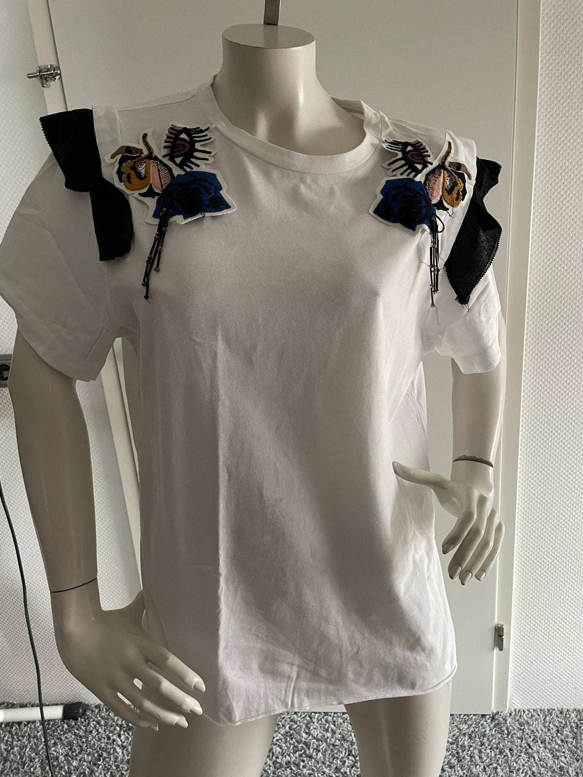 Dorothee schumacher shirt met aparte embleems maat l., Maat 38/40 (M), Wit, Ophalen of Verzenden, Zo goed als nieuw